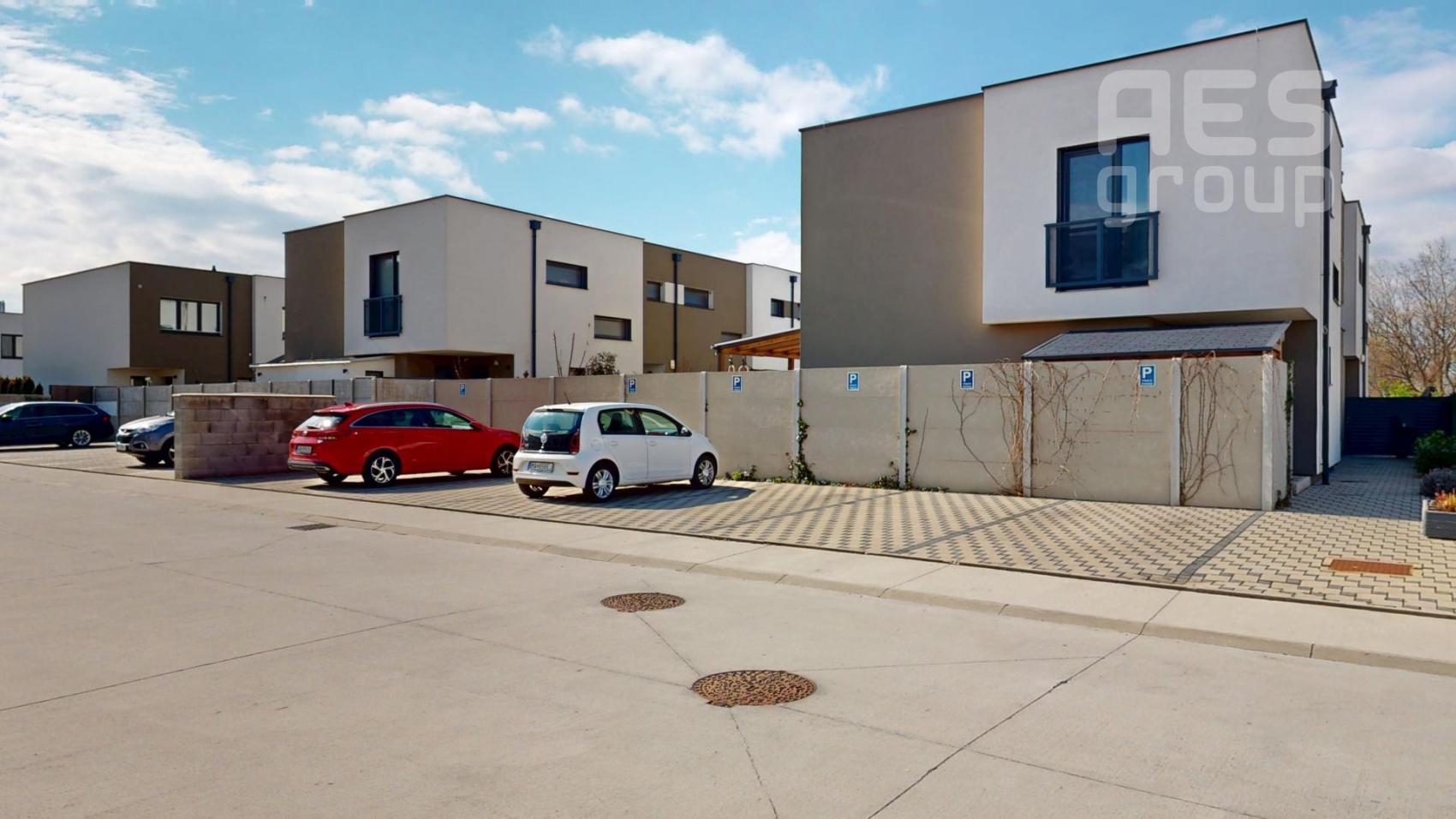 PRENÁJOM, priestranný 3 izbový mezonetový byt so záhradkou a parkovaním, Pastierska ul. Stupava