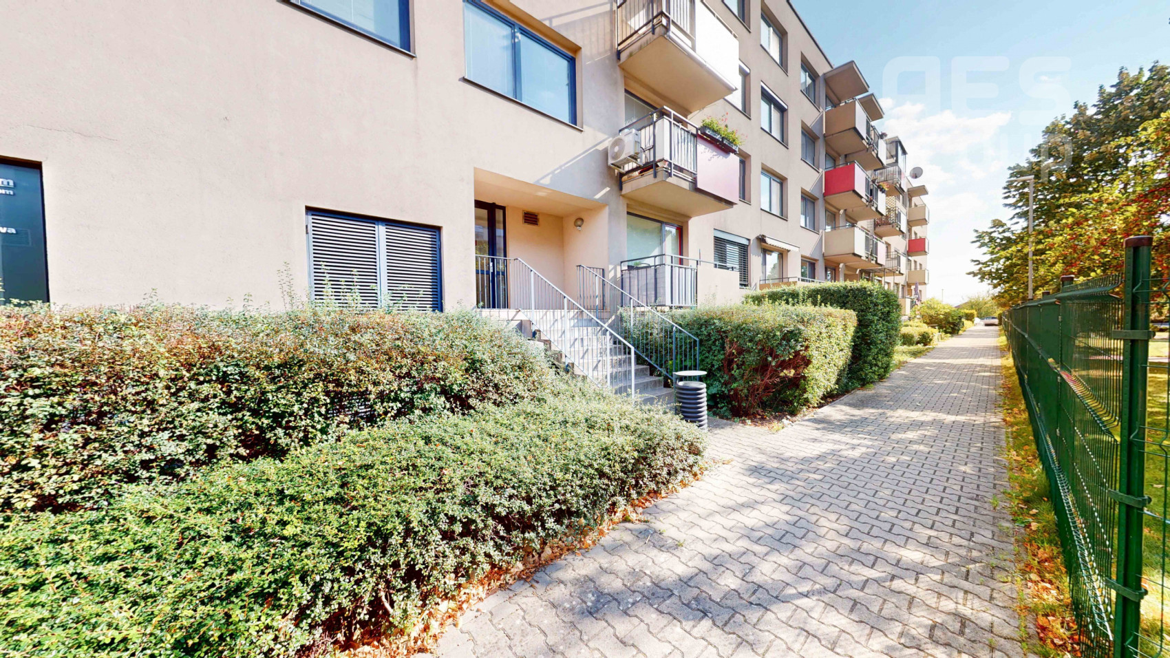 PRENÁJOM, 3 izbový byt s dvomi terasami a parkovacími státiami, ul. Okružná, Stupava