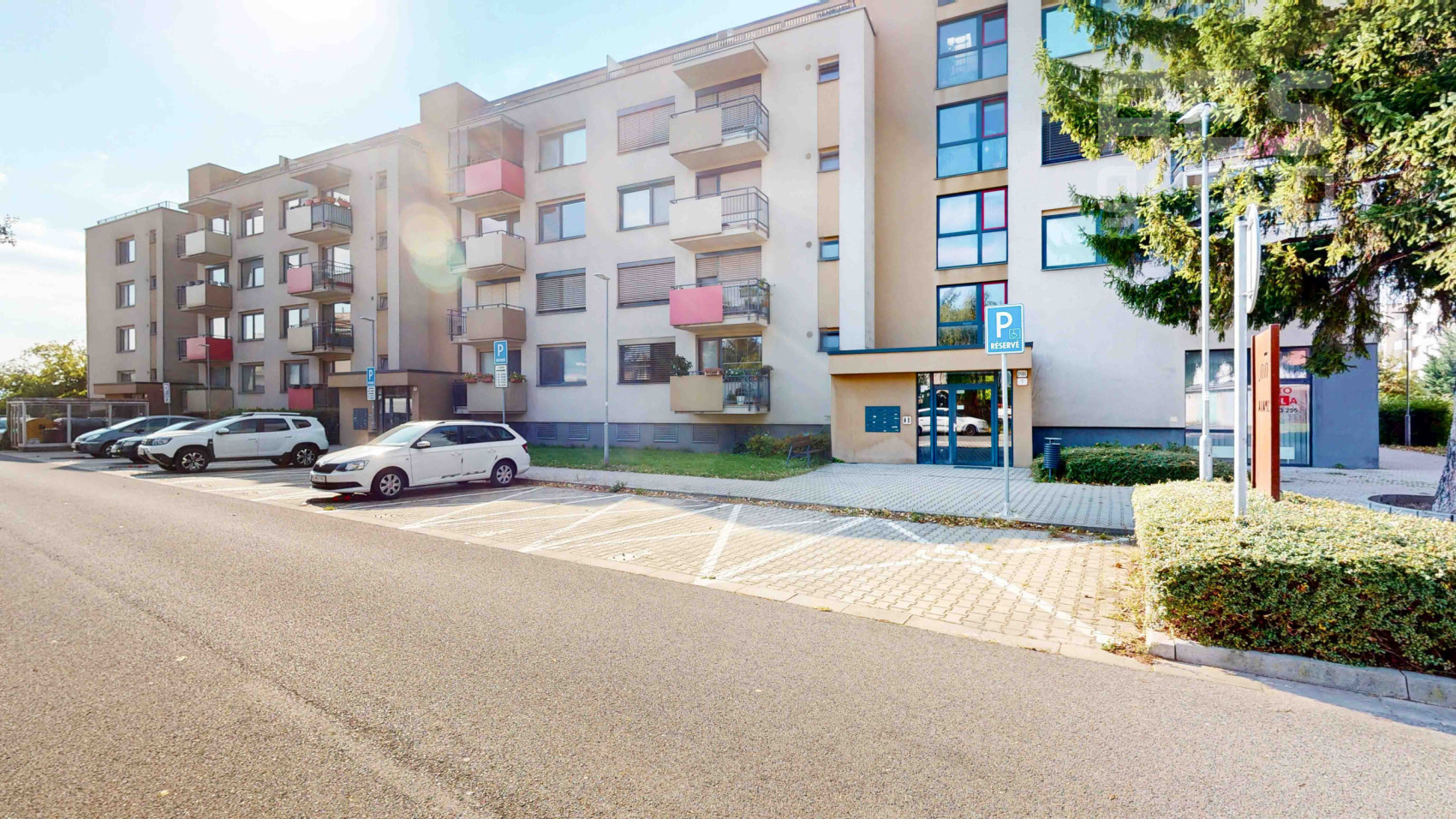 PRENÁJOM, 3 izbový byt s dvomi terasami a parkovacími státiami, ul. Okružná, Stupava