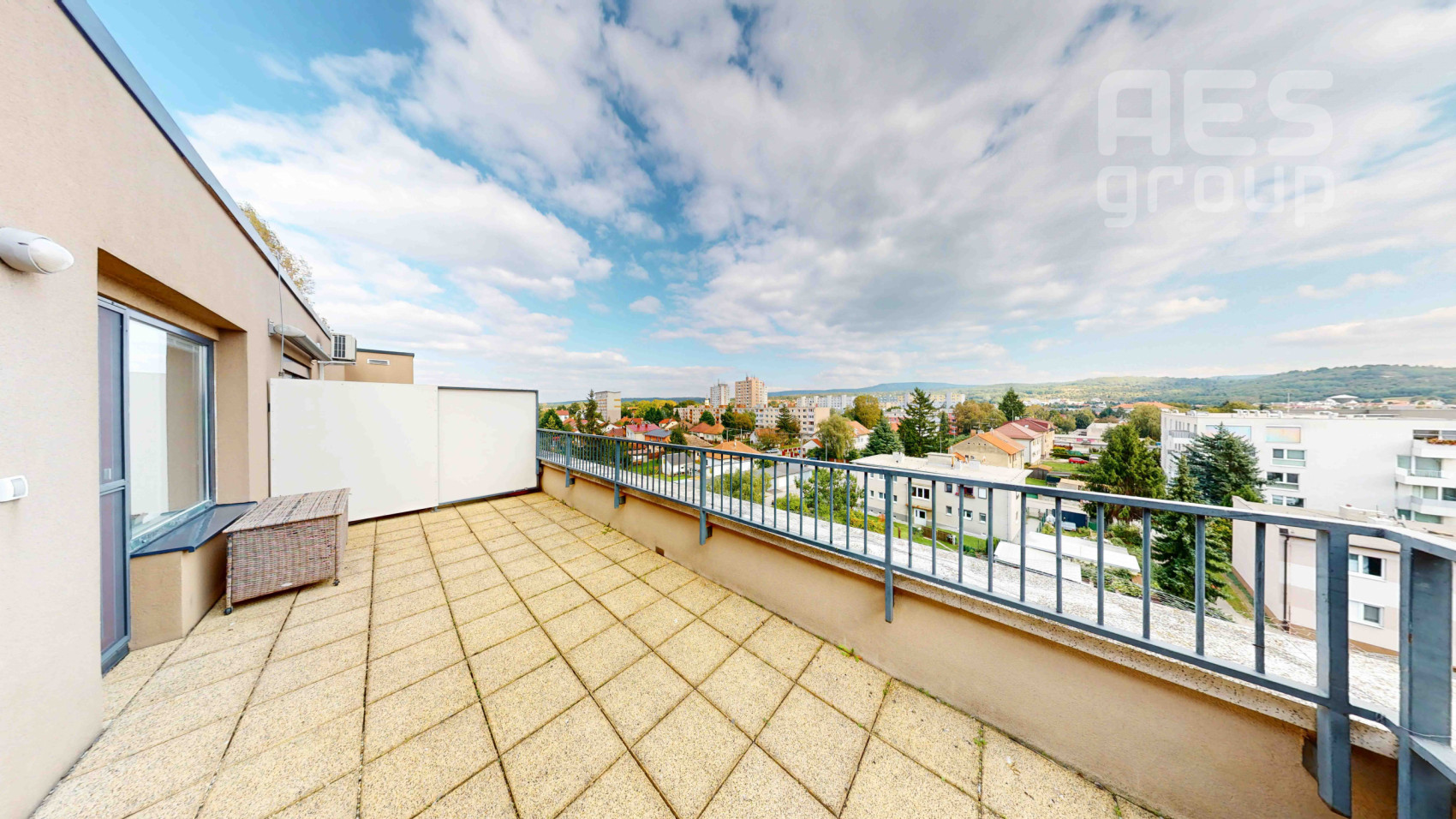 PRENÁJOM, 3 izbový byt s dvomi terasami a parkovacími státiami, ul. Okružná, Stupava