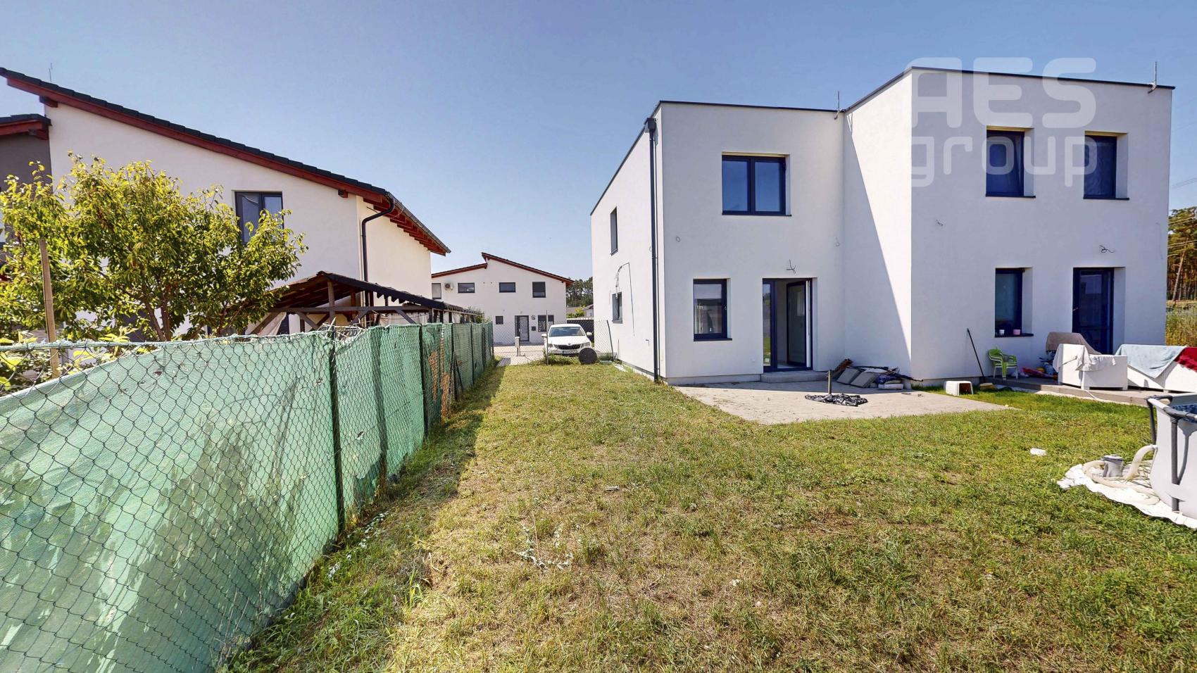 PREDAJ, Novostavba, 4 izbový dom v dvojdome s predzáhradkou, ul. Agátová, Kostolište