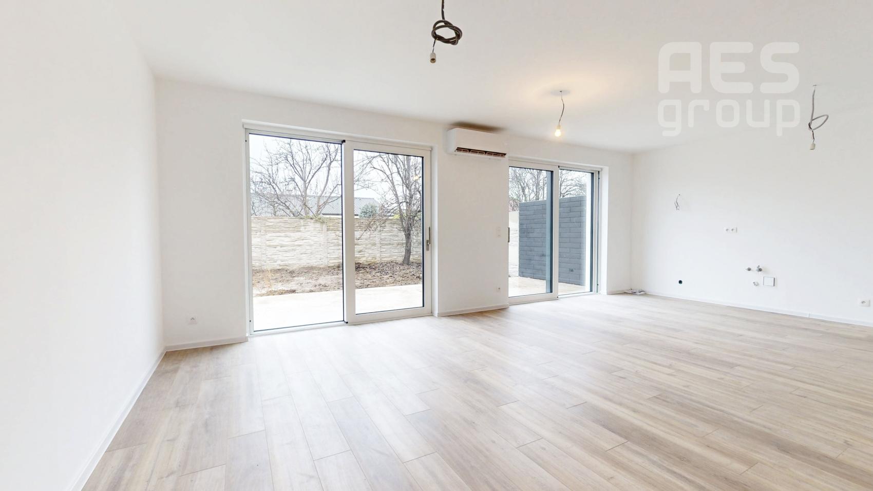 SKOLAUDOVANÉ, PREDAJ, 4 izbové rodinné domy, ul. Poľovnícka, Veľký Bieľ.