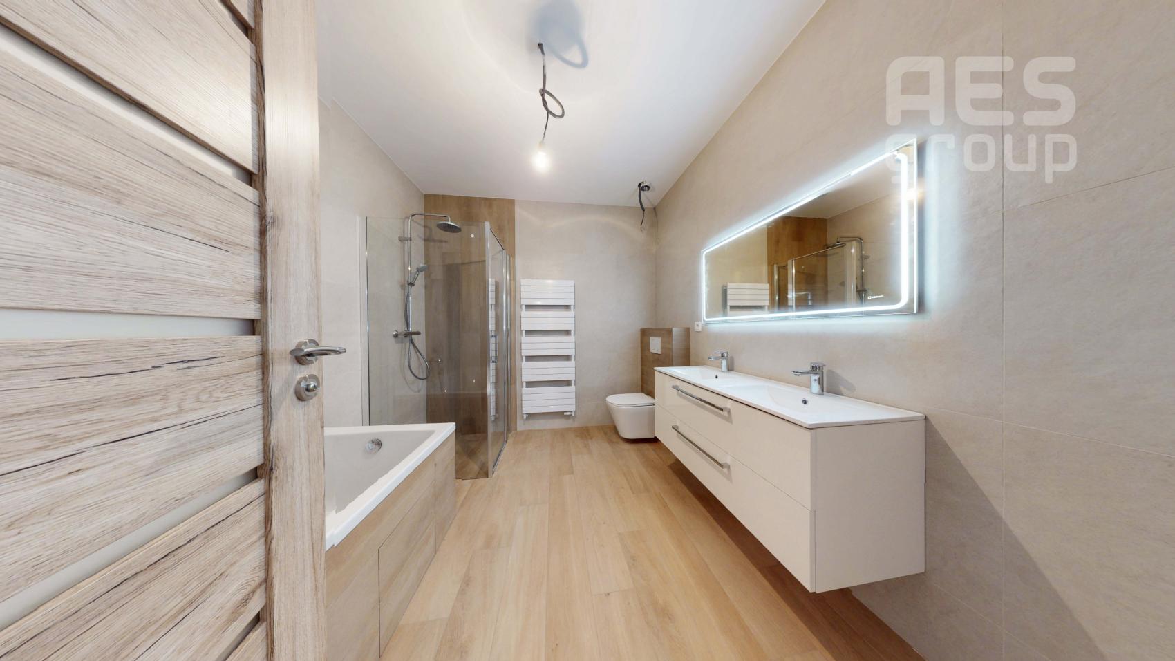 SKOLAUDOVANÉ, PREDAJ, 4 izbové rodinné domy, ul. Poľovnícka, Veľký Bieľ.