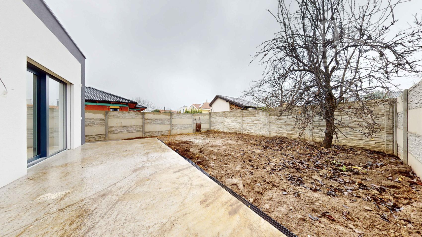 SKOLAUDOVANÉ, PREDAJ, 4 izbové rodinné domy, ul. Poľovnícka, Veľký Bieľ.