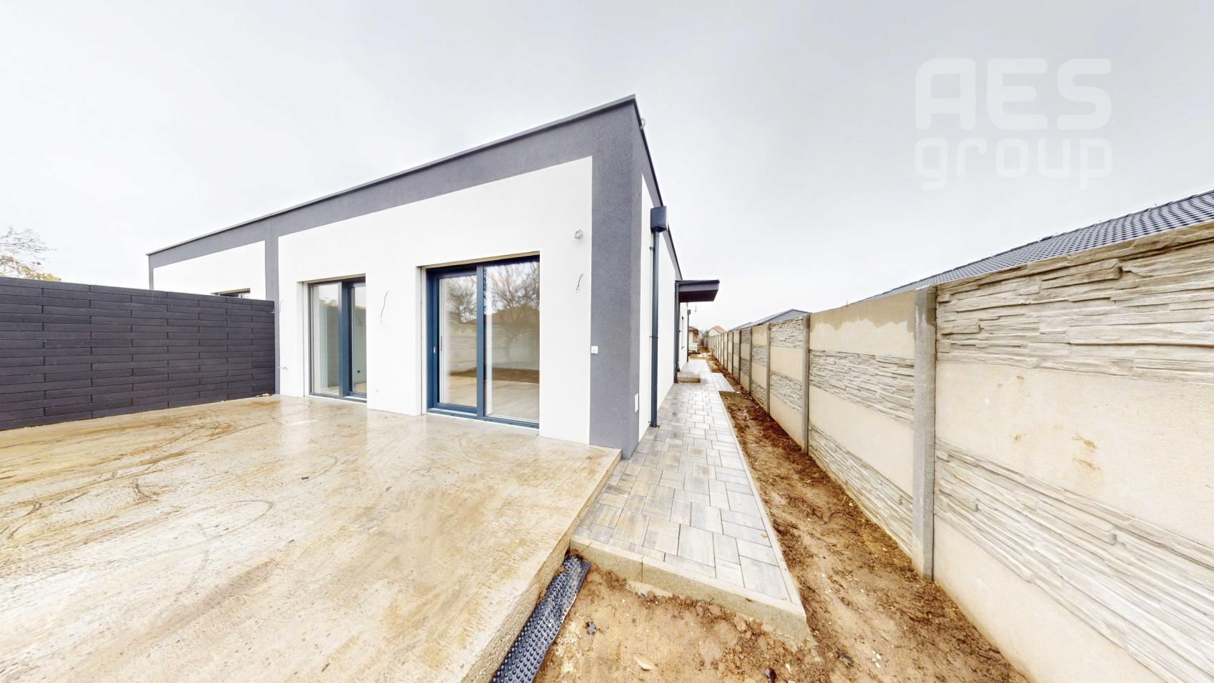 SKOLAUDOVANÉ, PREDAJ, 4 izbové rodinné domy, ul. Poľovnícka, Veľký Bieľ.