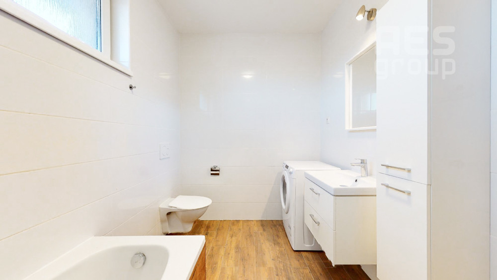 PREDAJ, 4 izbový dom v trojdome so záhradou, lokalita Píniová alej.