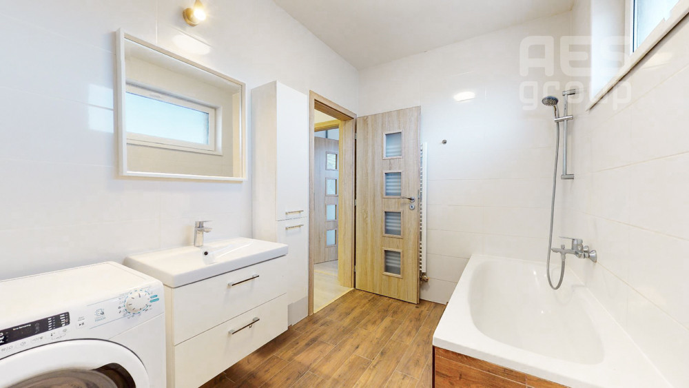 PREDAJ, 4 izbový dom v trojdome so záhradou, lokalita Píniová alej.