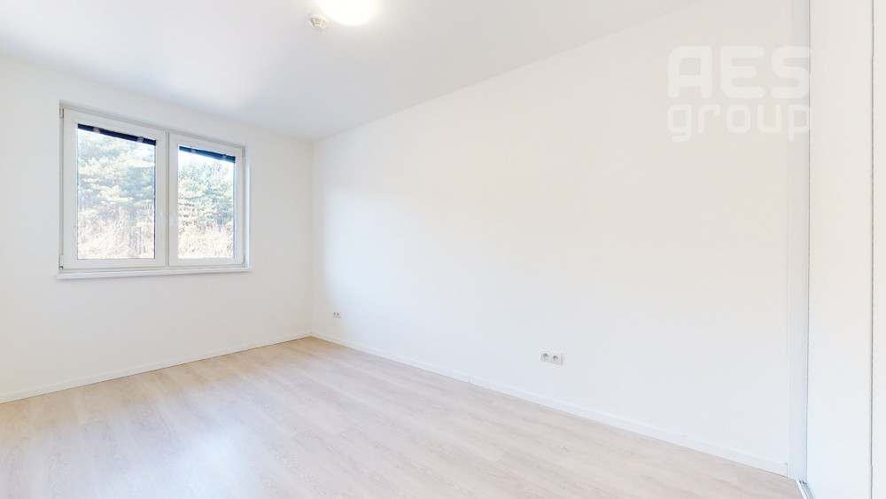 PREDAJ, 4 izbový dom v trojdome so záhradou, lokalita Píniová alej.