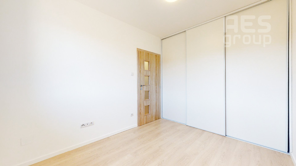 PREDAJ, 4 izbový dom v trojdome so záhradou, lokalita Píniová alej.