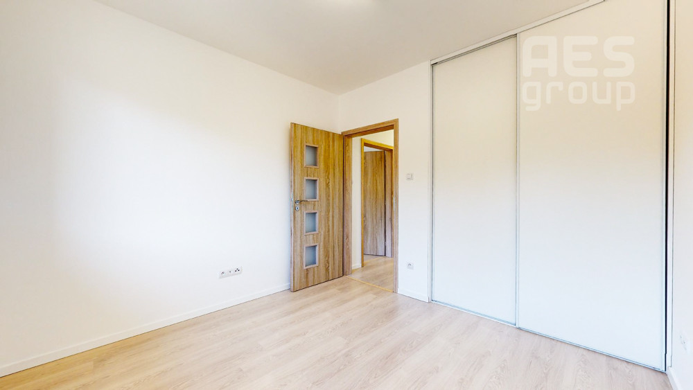 PREDAJ, 4 izbový dom v trojdome so záhradou, lokalita Píniová alej.