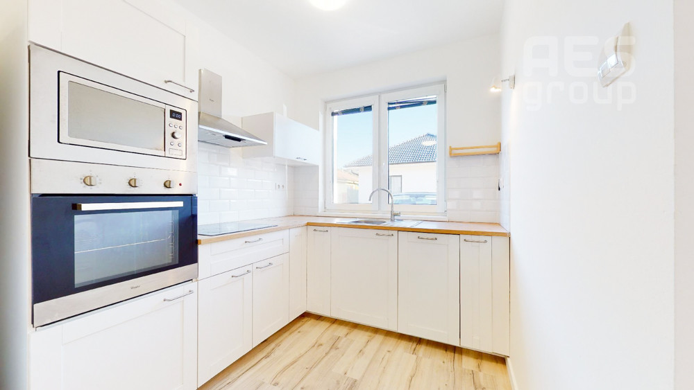 PREDAJ, 4 izbový dom v trojdome so záhradou, lokalita Píniová alej.