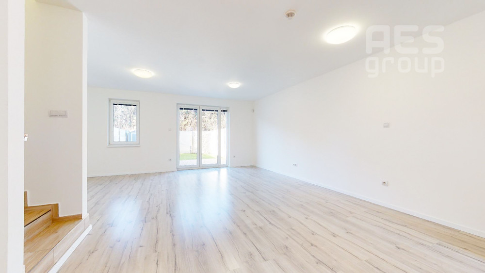 PREDAJ, 4 izbový dom v trojdome so záhradou, lokalita Píniová alej.