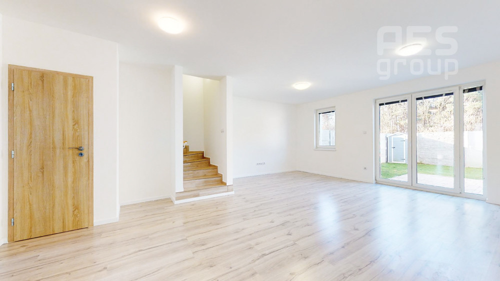 PREDAJ, 4 izbový dom v trojdome so záhradou, lokalita Píniová alej.