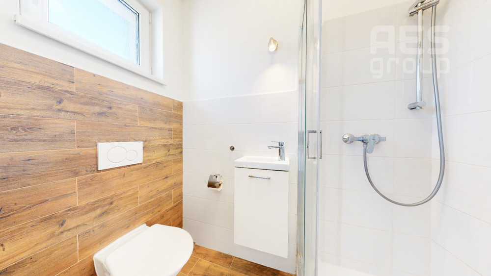 PREDAJ, 4 izbový dom v trojdome so záhradou, lokalita Píniová alej.