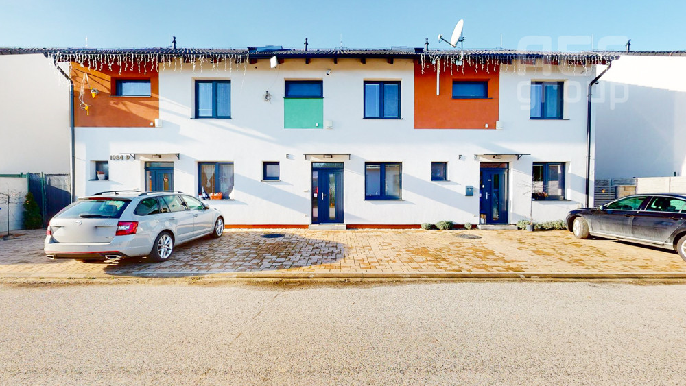 PREDAJ, 4 izbový dom v trojdome so záhradou, lokalita Píniová alej.