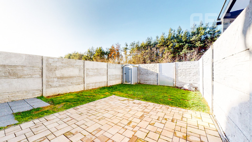 PREDAJ, 4 izbový dom v trojdome so záhradou, lokalita Píniová alej.