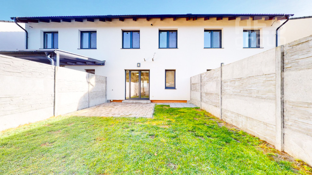 PREDAJ, 4 izbový dom v trojdome so záhradou, lokalita Píniová alej.