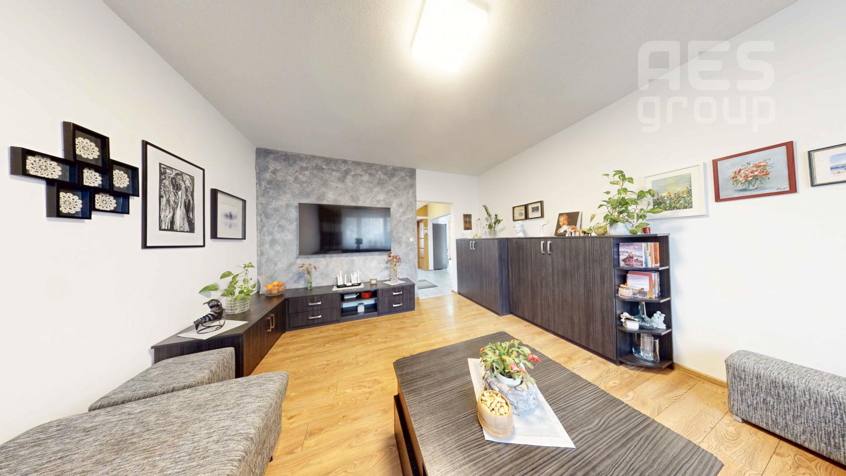 PREDAJ, 3 izbový byt s loggiou, ul. Štefana Králika, Bratislava – Devínska Nová Ves