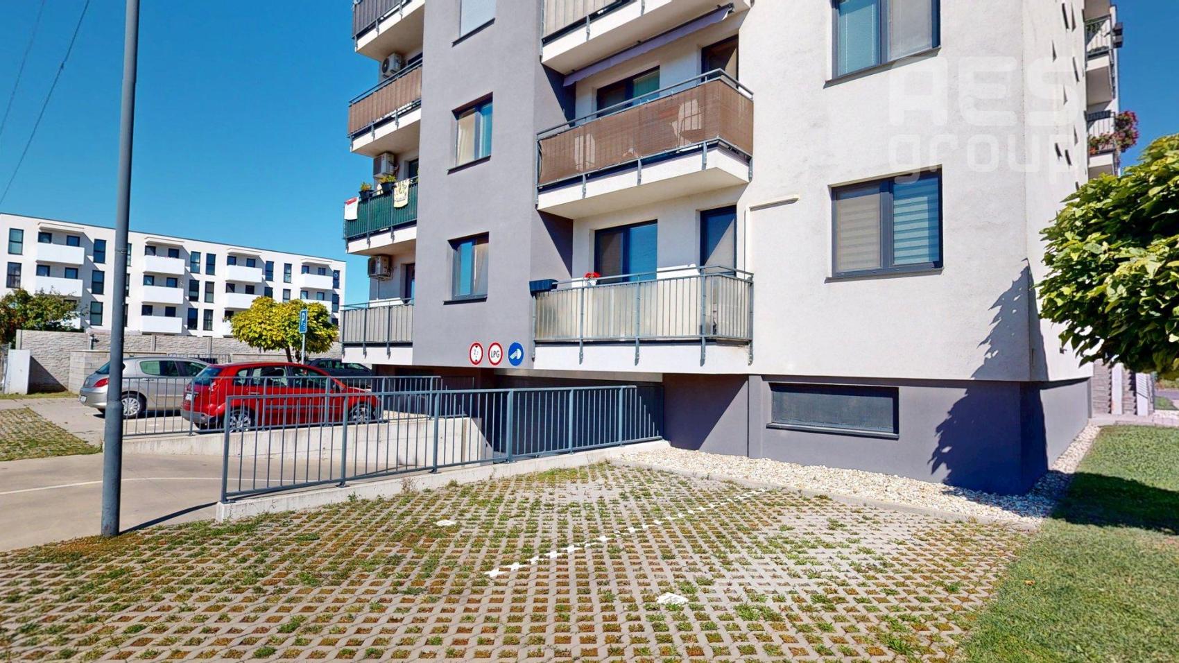 PRENÁJOM, NOVOSTAVBA, 2 izbový byt s balkónom a garážovým státím, ul. Dlhá, Stupava