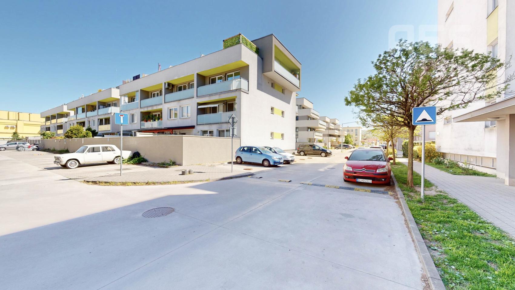 PREDAJ, 4-izbový mezonetový byt s veľkou terasou, ul. Cementárenská