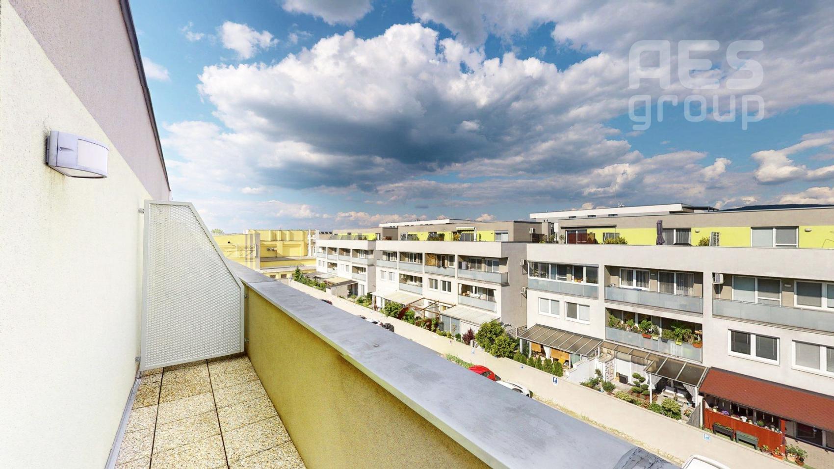 PREDAJ, 4 IZB. MEZONETOVÝ BYT S VEĽKOU TERASOU, CEMENTÁRENSKÁ Ul.,  STUPAVA