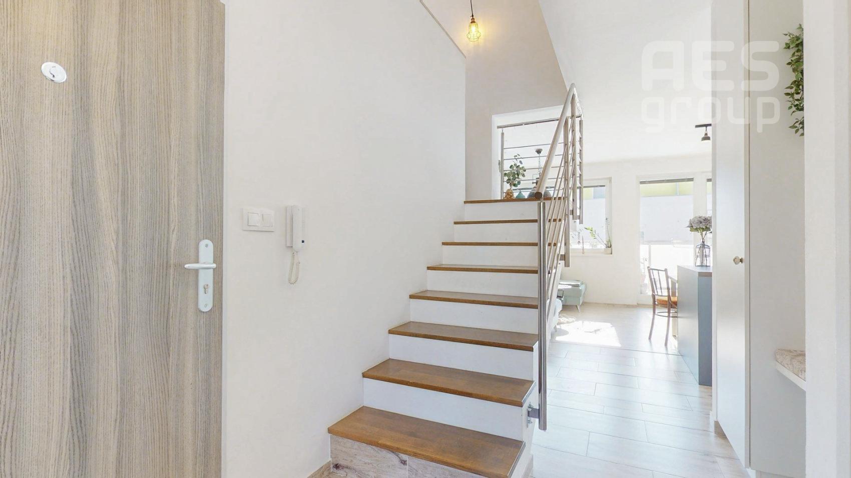 PREDAJ, 4 IZB. MEZONETOVÝ BYT S VEĽKOU TERASOU, CEMENTÁRENSKÁ Ul.,  STUPAVA
