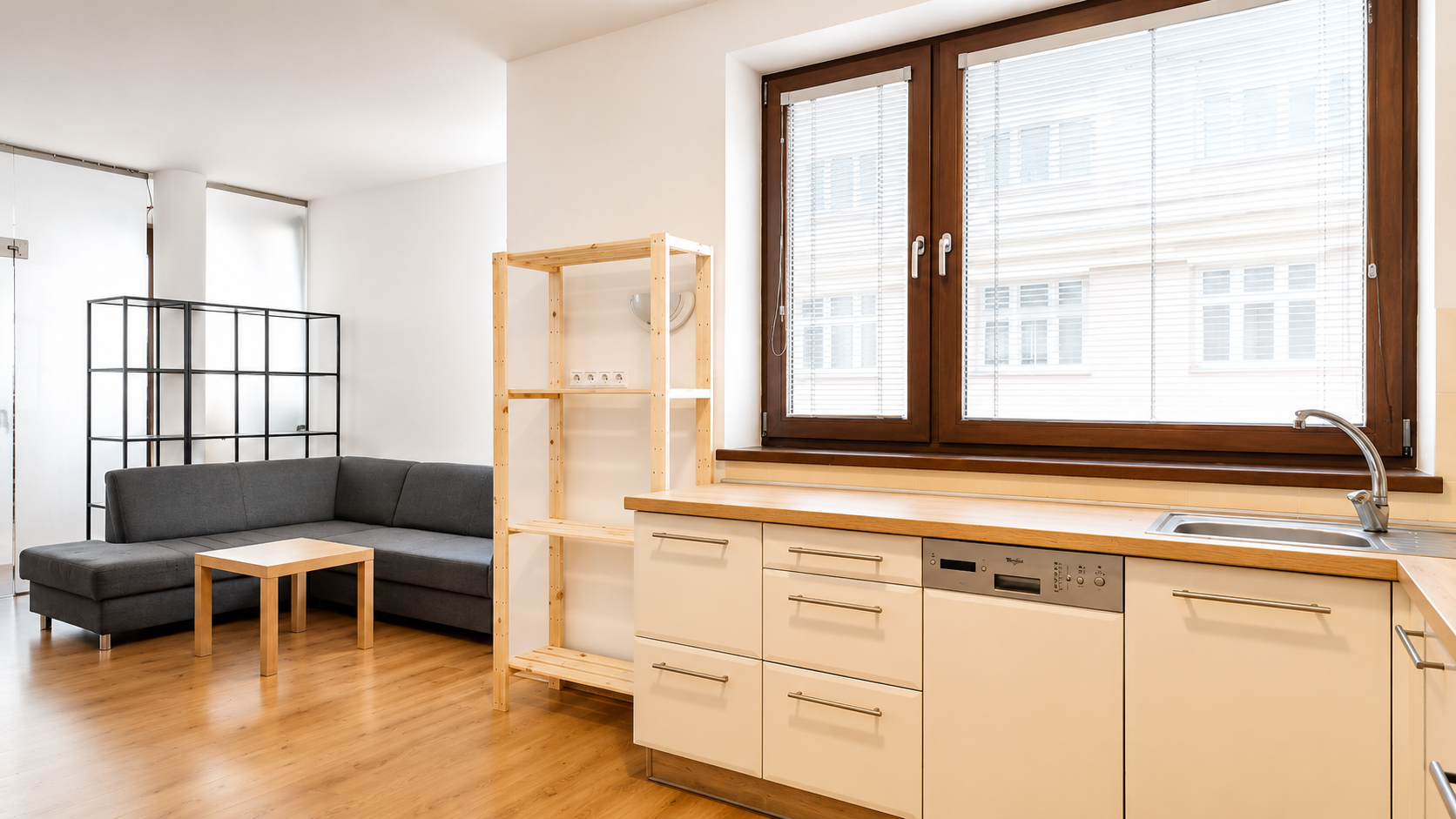 PRENÁJOM, 3 IZBOVÝ BYT, UL. 29 AUGUSTA, BRATISLAVA STARÉ MESTO