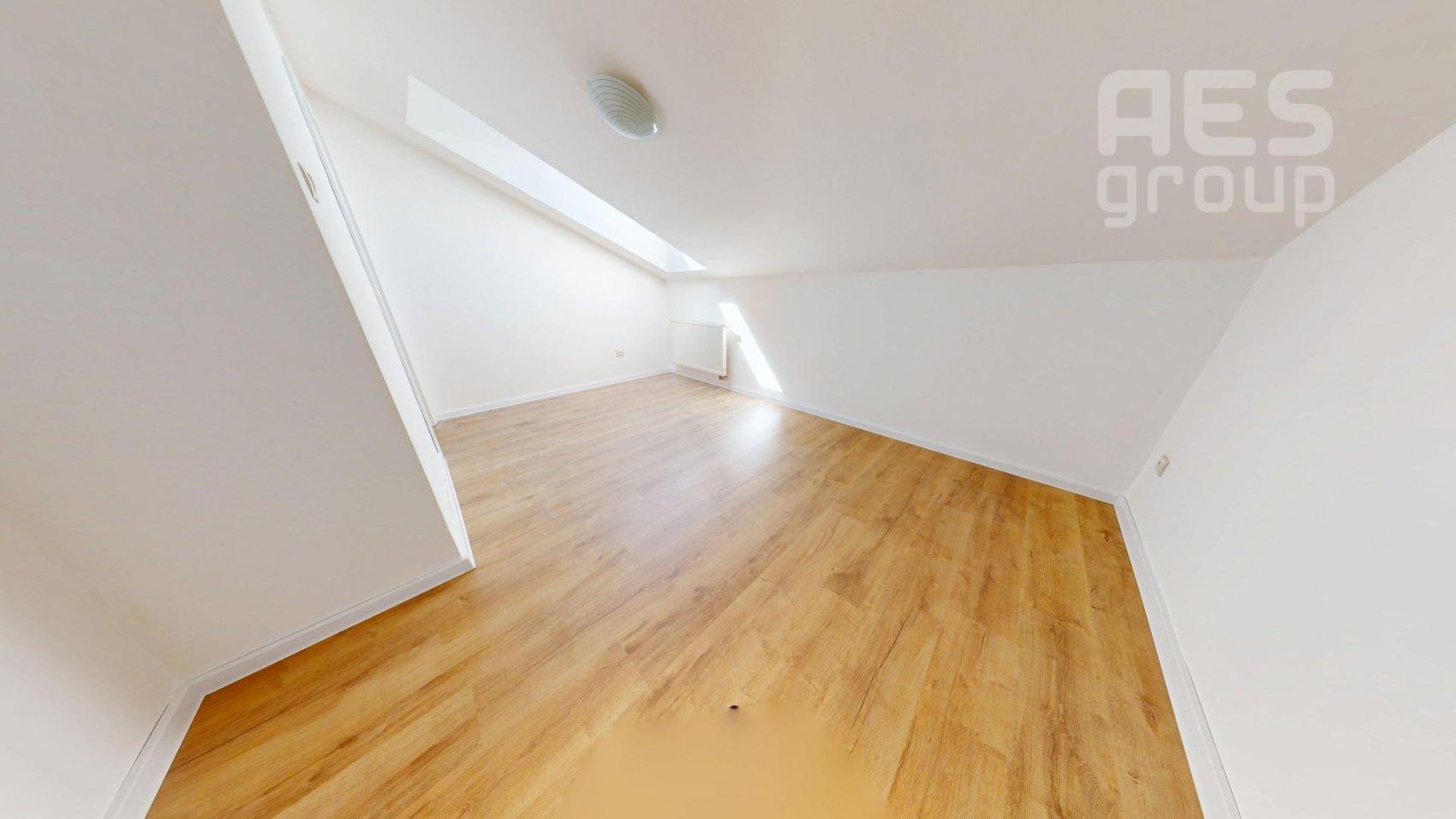 PREDAJ, 3 izbový podkrovný byt v RD s 3BJ, Tatranská ul., Záhorská Bystrica