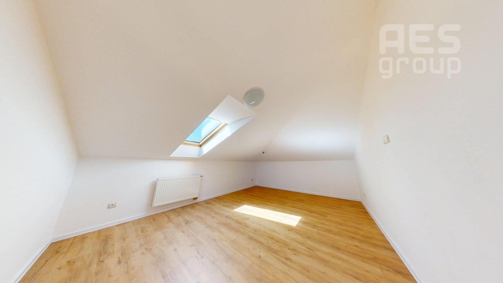 PREDAJ, 3 izbový podkrovný byt v RD s 3BJ, Tatranská ul., Záhorská Bystrica