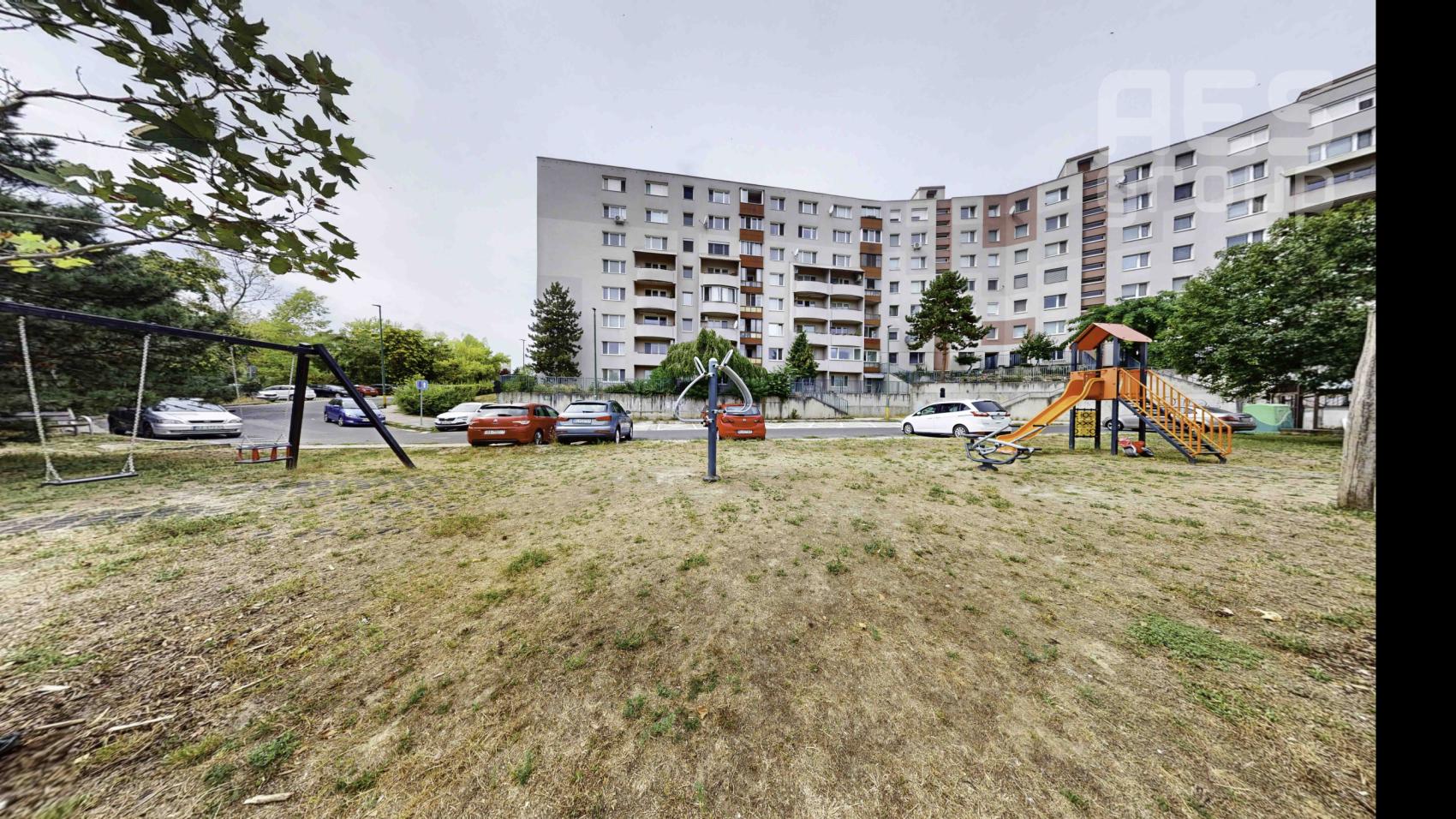 PREDAJ: Priestranný 4-izbový byt s 2 kúpeľňami, Hlaváčikova ul. – Karlova Ves